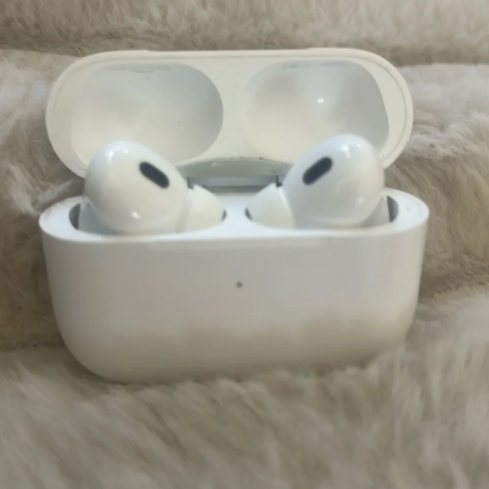 Apple White Wireless Earbuds Charging Case with Front LED